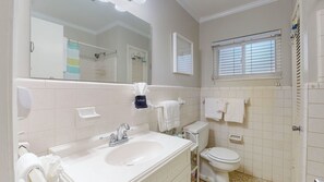 Combined shower/bathtub, hair dryer, towels