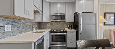 Refrigerador, microondas, horno y parrilla de estufa