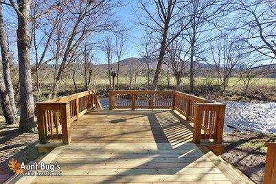 Heavenly Creekside: Your Smoky Mountain Sanctuary by the Stream!