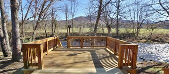 Heavenly Creekside: Your Smoky Mountain Sanctuary by the Stream!