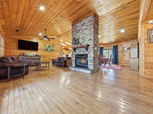 Riverfront Cabin| w/Hot Tub|Pool Table|Fishing