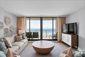 Televisio, takka, DVD-soitin, stereot