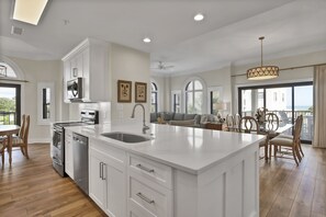 Jääkaappi, mikroaaltouuni, uuni, liesi