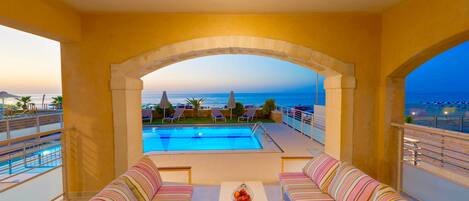 Villa, 6 Schlafzimmer, eigener Pool, Strandnähe | Blick vom Balkon