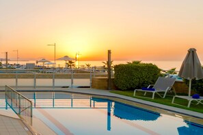 Outdoor pool, pool umbrellas, sun loungers - Villa Avra (Rethymno)