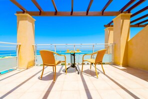 Villa, 6 soverom, privat basseng, ved strandkanten | Terrasse/patio