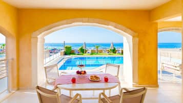 Vila, 6 kamar tidur, kolam renang pribadi, menghadap pantai | Balkon