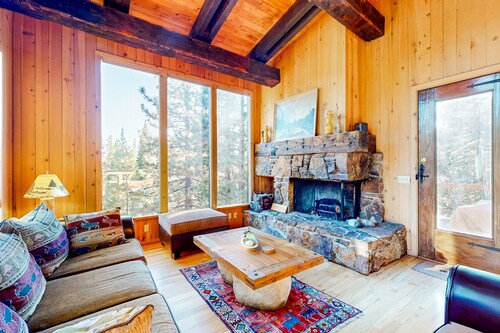 Beautiful mountain home close to year-round outdoor activities & Lake Tahoe