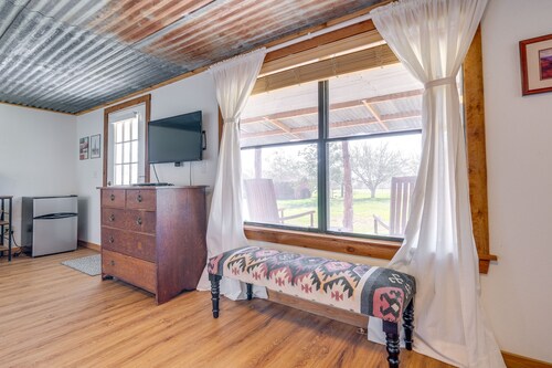 Delightful Carmine Studio on Farm Near Round Top!