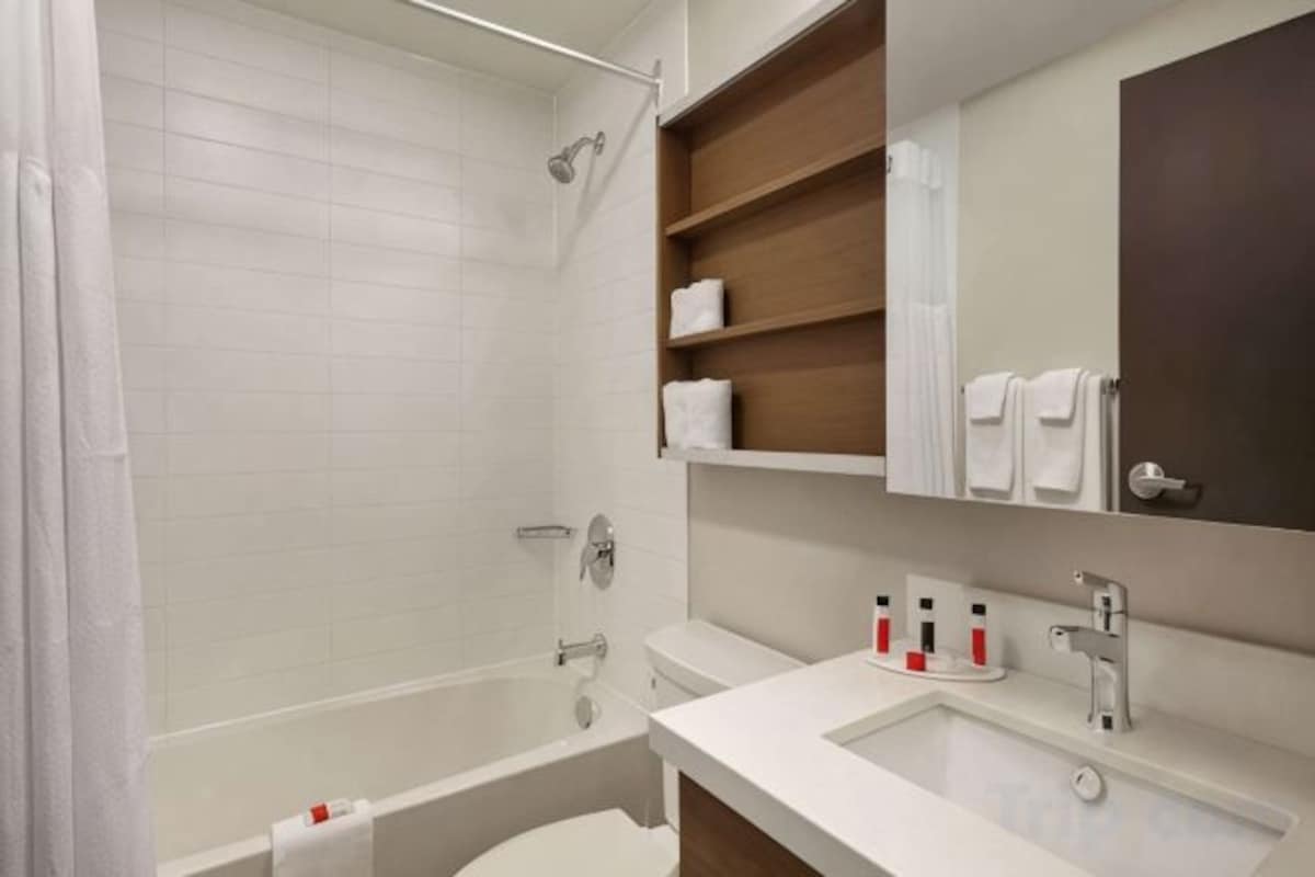 Articles de toilette (gratuits), séchoir à cheveux, serviettes fournies
