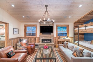 3 bedrooms, iron/ironing board, free WiFi, bed sheets - YELLOW BRICK CABIN - Ski-in/out cabin, Mountain Village with private hot tub! (Mountain Village)