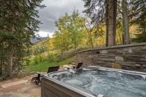 Outdoor spa tub - YELLOW BRICK CABIN - Ski-in/out cabin, Mountain Village with private hot tub! (Mountain Village)