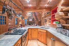 Fridge, microwave, oven, stovetop - YELLOW BRICK CABIN - Ski-in/out cabin, Mountain Village with private hot tub! (Mountain Village)