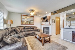 TV, music library, stereo - Walk to Lake Havasu Beaches: Condo w/ Pool Access! (Lake Havasu City)