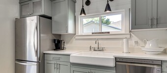 Cozy Farmhouse-Style Cottage by Mighty 5 Ntl Parks