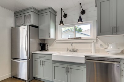 Cozy Farmhouse-Style Cottage by Mighty 5 Ntl Parks