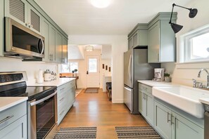 Fridge, microwave, stovetop, dishwasher - Cozy Farmhouse-Style Cottage by Mighty 5 Ntl Parks (Circleville)