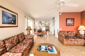 TV, DVD player, books, stereo - Oceanfront Kailua-Kona Townhome w/ Pool & Views! (Kailua-Kona)