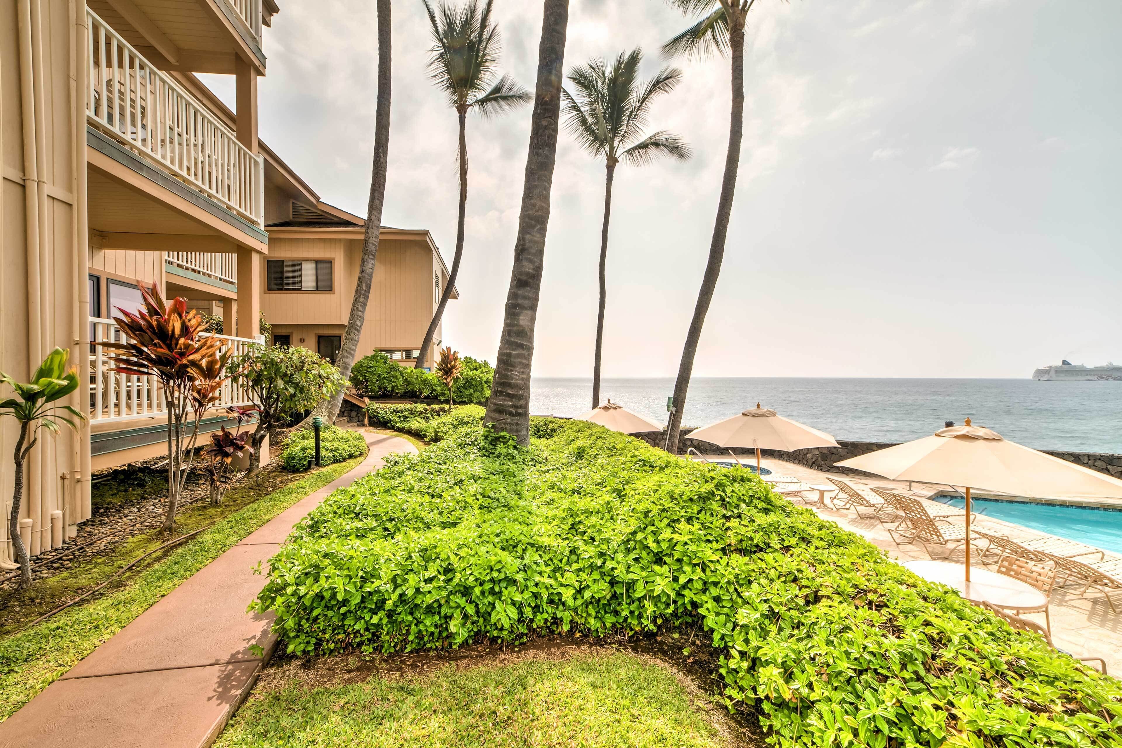 Oceanfront Kailua-Kona Townhome w/ Pool & Views!