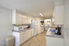 Fridge, microwave, stovetop, dishwasher - Jasonville Cabin - Walk to Shakamak State Park! (Jasonville)