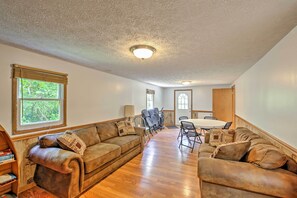 TV, DVD player, books - Jasonville Cabin - Walk to Shakamak State Park! (Jasonville)