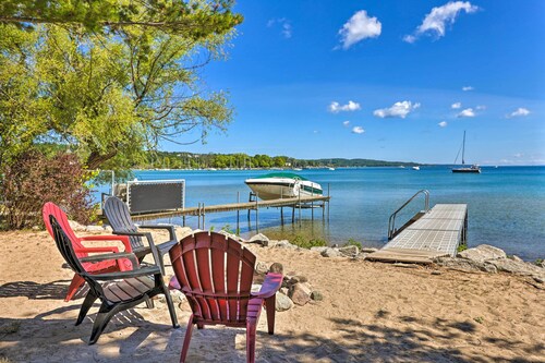 Steps to Beach! Dog-Friendly Suttons Bay Cottage