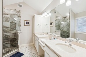 Combined shower/bathtub, towels - 49 Off Shore, Free Spa Heat, Dog Friendly, Free Golf, Private Pool (Hilton Head)