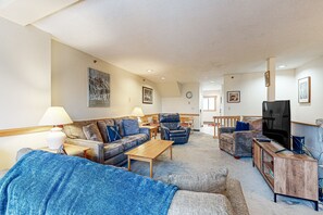 Fernseher, Kamin, DVD-Player, Tischfußball