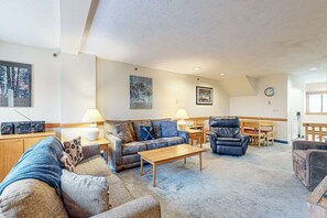 Fernseher, Kamin, DVD-Player, Tischfußball