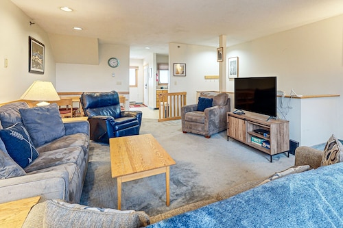 Dog-Friendly Slopeside Condo - Walk to Slopes - Fireplace, Firepit & WiFi