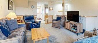Dog-Friendly Slopeside Condo - Walk to Slopes - Fireplace, Firepit & WiFi