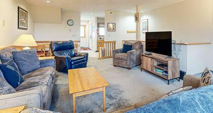 Dog-Friendly Slopeside Condo - Walk to Slopes - Fireplace, Firepit & WiFi