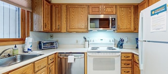 Dog-Friendly Slopeside Condo - Walk to Slopes - Fireplace, Firepit & WiFi