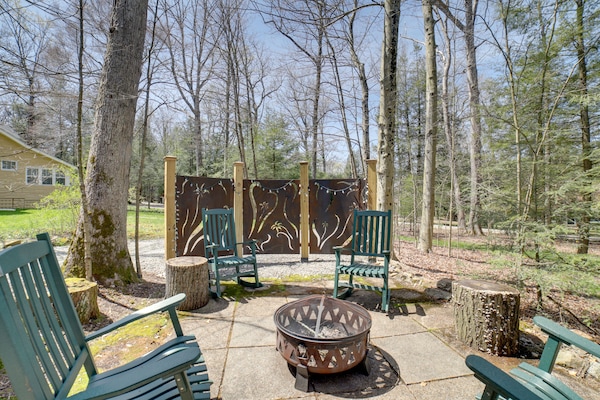 Laughlintown Vacation Rental | 1BR | 1BA | 600 Sq Ft | Small Step to Enter