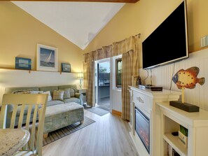 Smart TV, DVD player - Bridge View | Cottage Feel | Downtown Charlevoix | Indoor/Outdoor Pool (Charlevoix)