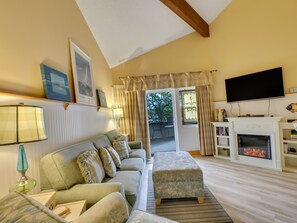 Smart TV, DVD player - Bridge View | Cottage Feel | Downtown Charlevoix | Indoor/Outdoor Pool (Charlevoix)