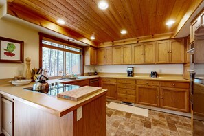 ثلاجة، ميكروويف، فرن، موقد طهي مسطح