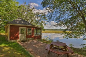 Outdoor dining - Luxe Bayfront Cabin w/ Stunning Views & Shared Dock- Ideal for Hunting & Fishing (Bowdoinham)