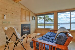 TV, books - Luxe Bayfront Cabin w/ Stunning Views & Shared Dock- Ideal for Hunting & Fishing (Bowdoinham)