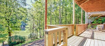 Lake-View Townhome with Decks, Screened Porch and Shared Tennis - Dogs OK