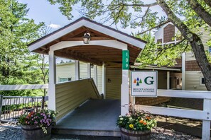 المنطقة المحيطة بالمنشأة