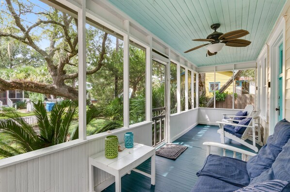 Terrace/patio - Unique Two Cottage Property with Deck & Screened Porches - Walk to North Beach (Tybee Island)
