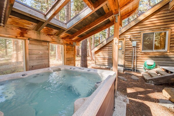 Outdoor spa tub