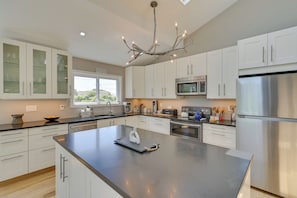Fridge, microwave, stovetop, dishwasher - Alluring Hampton Bays Hideaway < 2 Mi to Beach! (Hampton Bays)