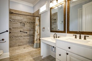 Combined shower/tub, towels