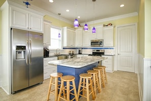 Fridge, microwave, oven, stovetop - Reel-axin' - Six Bedroom, Six 1/2 Bath Inlet Front Home with Private Pool (Garden City Beach)