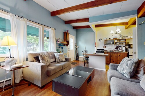 Charming condo suite near the beach & dining with pool & grill