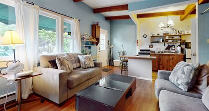 Charming condo suite near the beach & dining with pool & grill