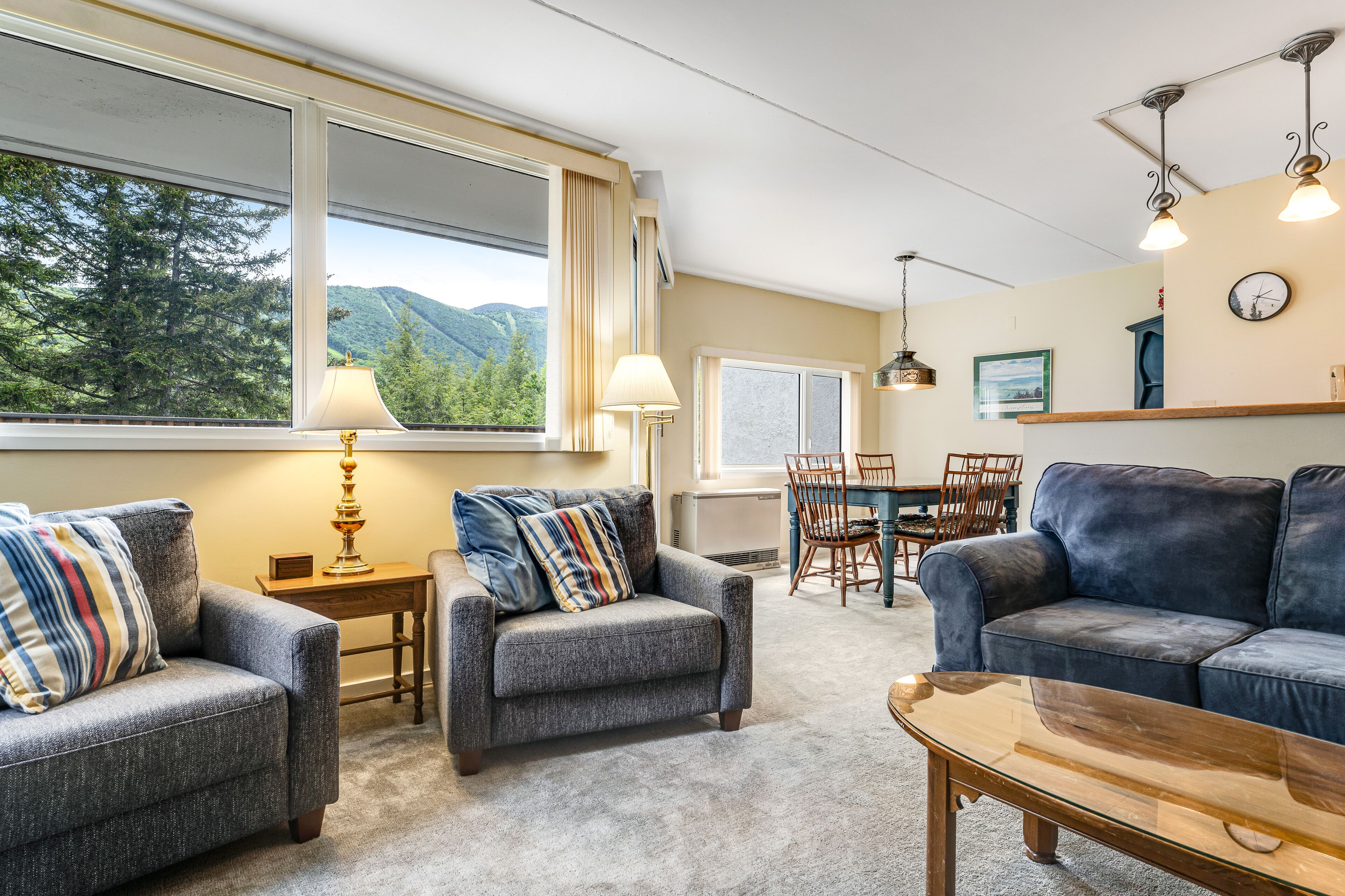 Televisión, chimenea, reproductor de DVD y futbolito 