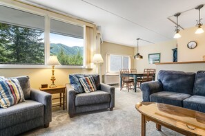 Televisie, een open haard, een dvd-speler en tafelvoetbal